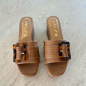 Unisa buckle wedge sandals in brown raffia with tortoise shell buckle, size 6